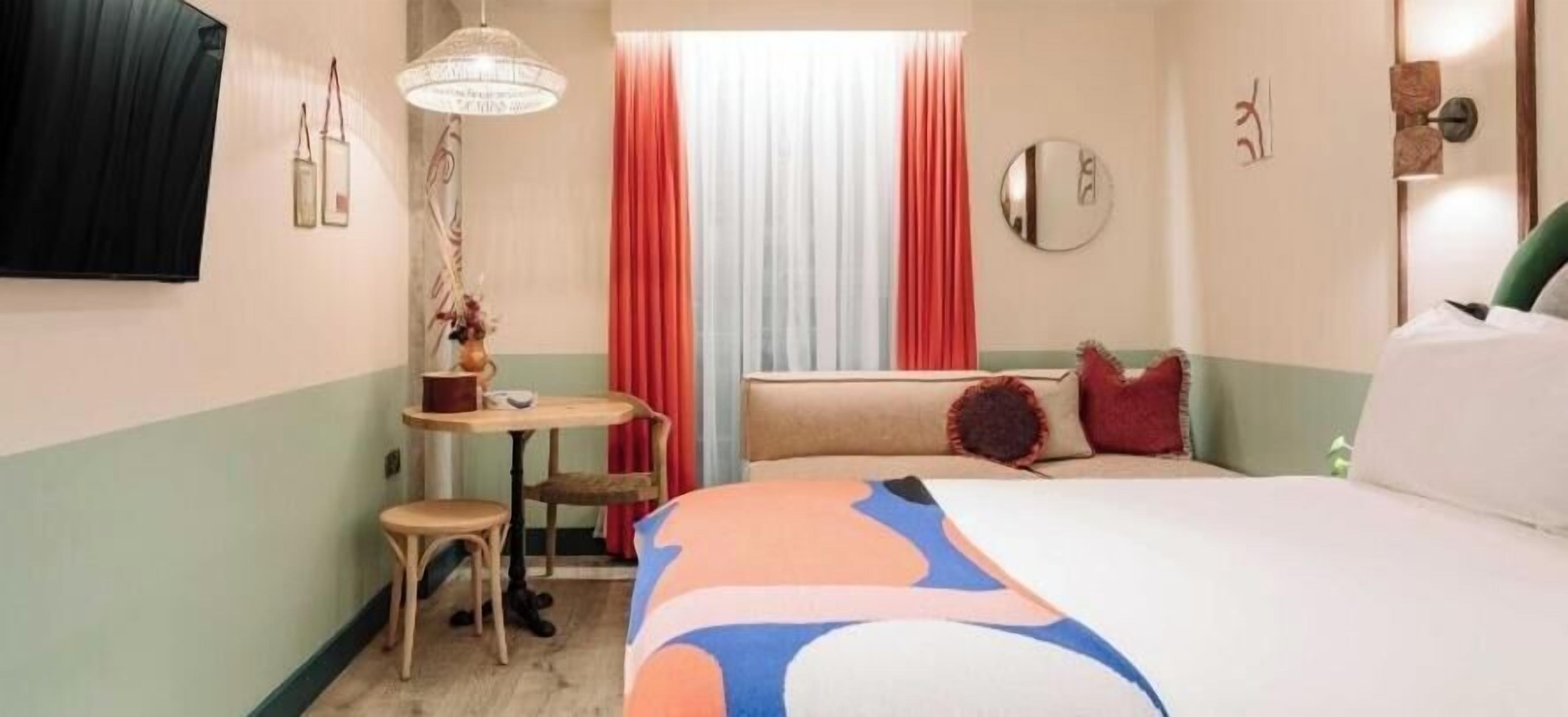 Premium bedding, in-room safe, laptop workspace, blackout drapes