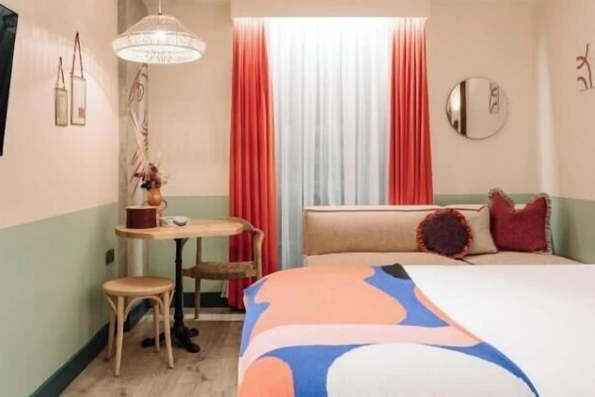 Ropa de cama de alta calidad y caja de seguridad en la habitación