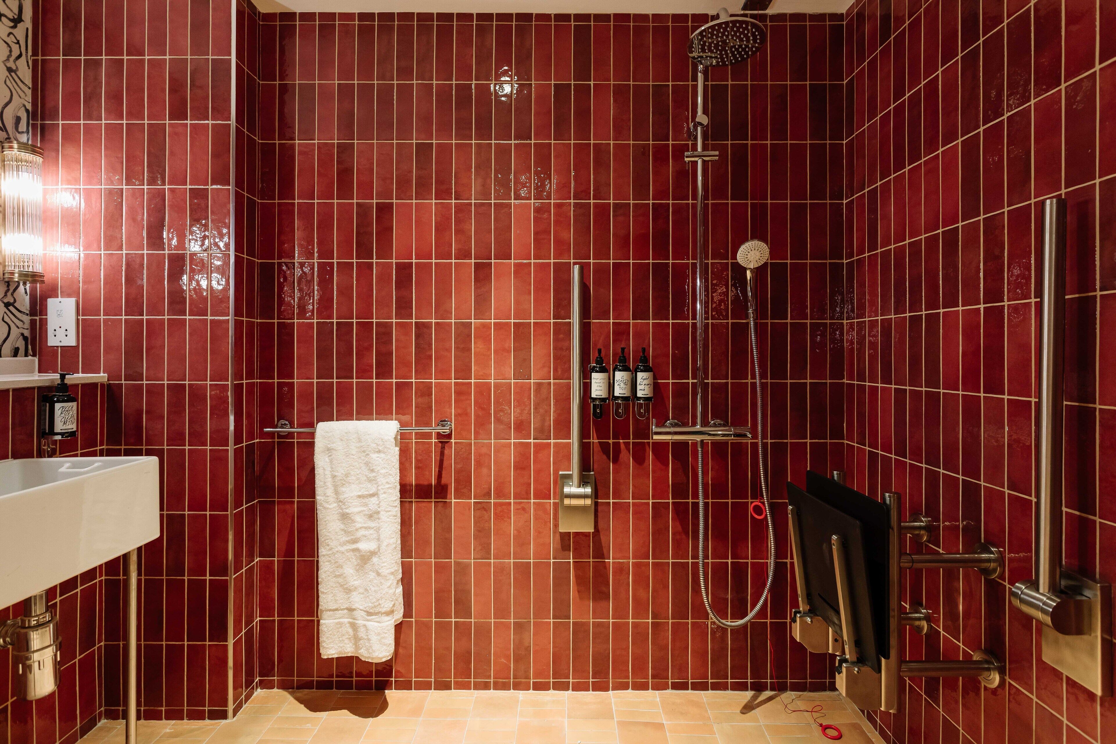 Chuveiro, produtos de toalete de grife, secador de cabelo 