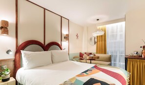 Bedroom | 高档床上用品、客房内保险箱、笔记本电脑工作区、遮光窗帘