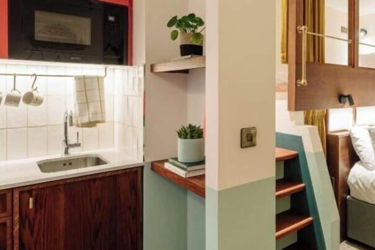 Loft | Ropa de cama de alta calidad y caja de seguridad en la habitación
