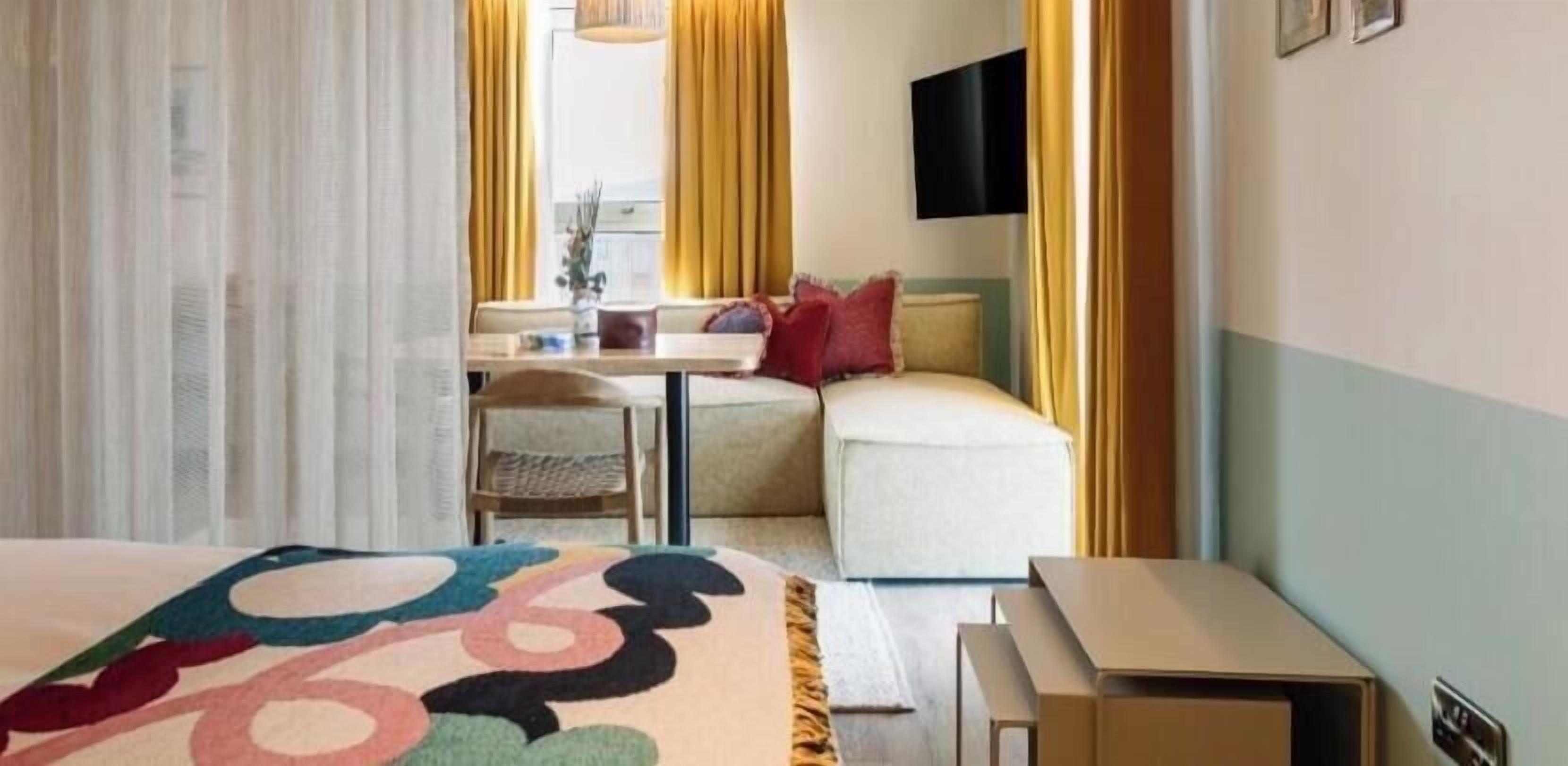 Premium bedding, in-room safe, laptop workspace, blackout drapes