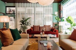 Lobby sitting area - room2 Belfast Hometel (Belfast)