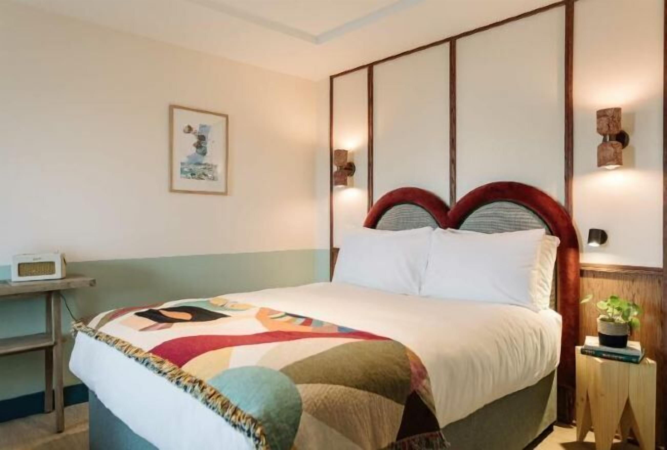 Premium bedding, in-room safe, laptop workspace, blackout drapes