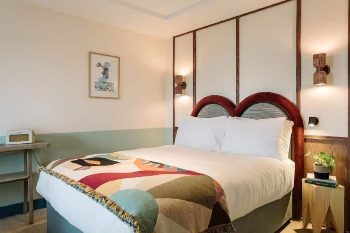 Ropa de cama de alta calidad y caja de seguridad en la habitación