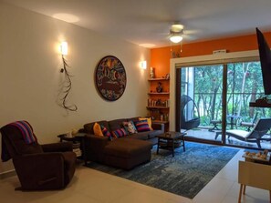 Apartamento família | Área de estar | Smart TV 60 polegadas com canais digitais