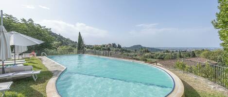 Seasonal outdoor pool, pool umbrellas, sun loungers