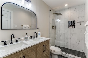 Douche, sĂšche-cheveux, serviettes fournies, savon