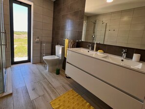 Kostenlose Toilettenartikel, Haartrockner, Handtücher, Seife