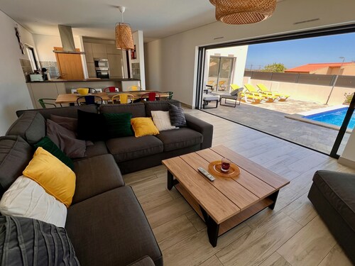 New modern villa w/pool — 5 min from the beach!