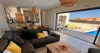 New modern villa w/pool — 5 min from the beach!