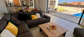 New modern villa w/pool — 5 min from the beach!