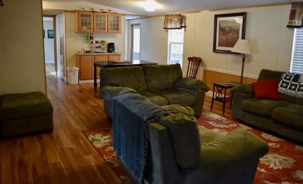 Télévision, lecteur de DVD, livres, vidéothèque