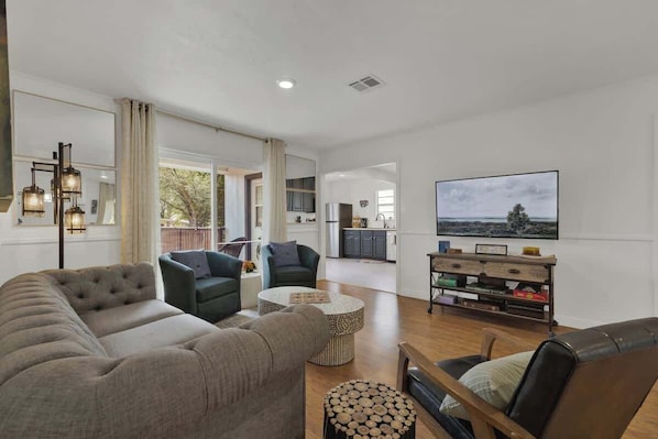 House, Multiple Beds, Patio (309 Glenmoor Dr) | Living area