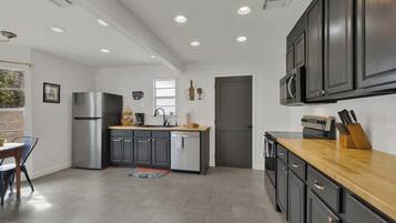 Casa, várias camas, varanda (309 Glenmoor Dr) | Cozinha privada | Cafeteira/chaleira, chaleira elétrica