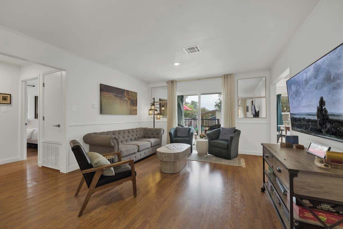 House, Multiple Beds, Patio (309 Glenmoor Dr) | Living area