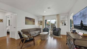 House, Multiple Beds, Patio (309 Glenmoor Dr) | Living area