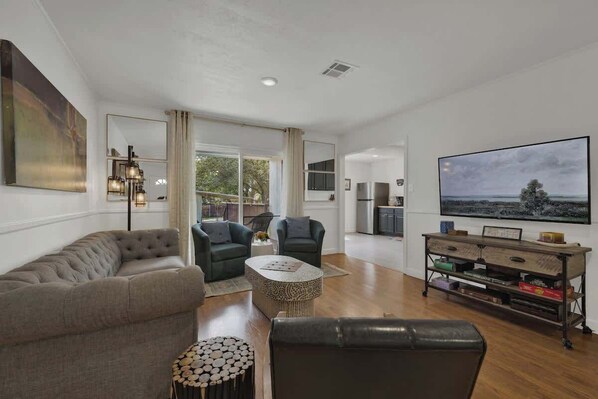 Casa, varias camas, patio (309 Glenmoor Dr) | Área de sala de estar | Televisión