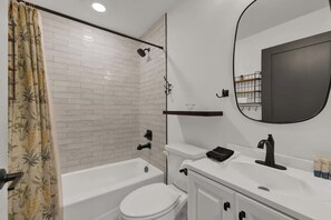 Casa, varias camas, patio (309 Glenmoor Dr) | Baño | Toallas 
