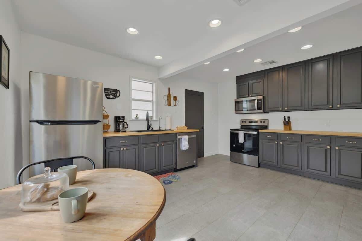 獨棟房屋, 多張床, 庭院 (309 Glenmoor Dr) | 私人廚房 | 咖啡機/沖茶器