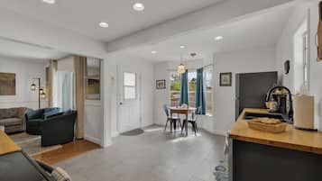 Maison, plusieurs lits, patio (309 Glenmoor Dr) | Coin séjour