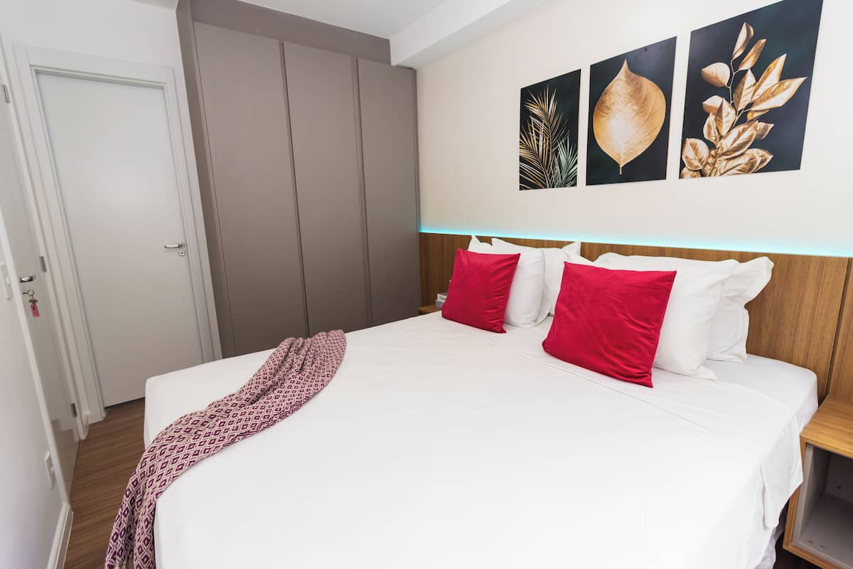 1 bedroom, desk, bed sheets
