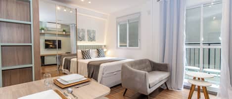 Escritorio y ropa de cama