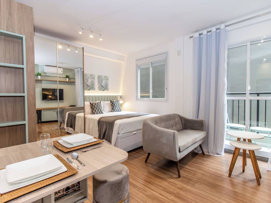 Eenvoudige studio (358018 ) | Een bureau, beddengoed