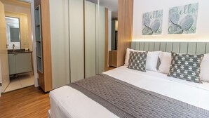 A bedroom with a bed, a bedside table, a wardrobe, and a mirror. - 360 For Consolação (São Paulo)