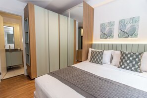 Desk, bed sheets - 360 For Consolação (São Paulo)