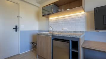 微波爐、爐具、特濃咖啡機、廚房用具/餐具/器皿