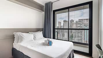 Standard Studio (632930) | Desk, bed sheets