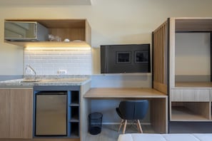 Microondas, placa de cocina, cafetera expreso, utensilios de cocina