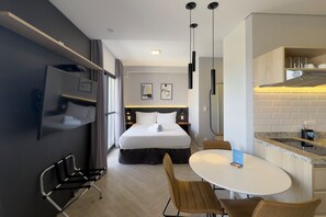 Escritorio y ropa de cama 
