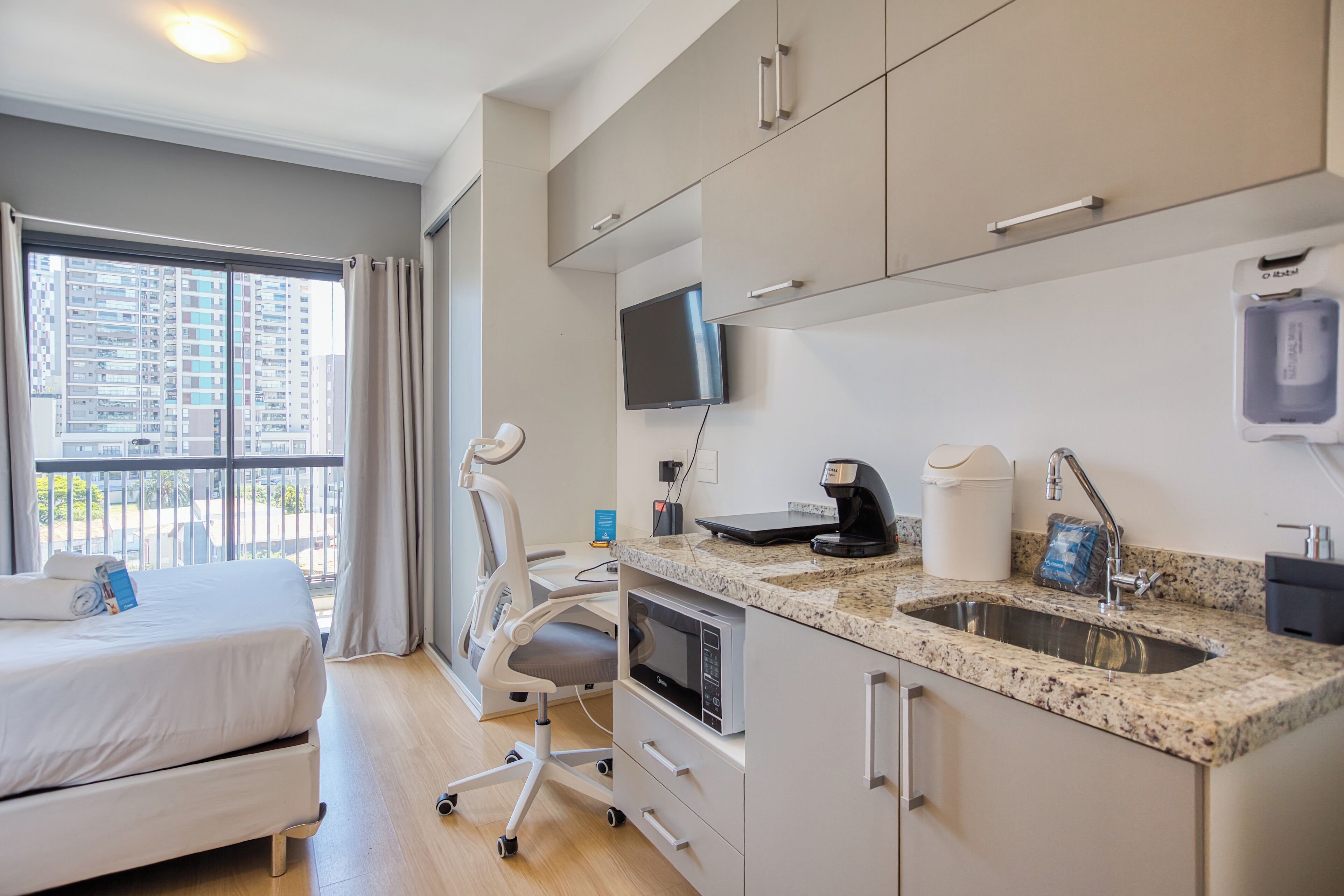 Standard Studio (622377) | Private kitchen | Microwave, stovetop, espresso maker, cookware/dishes/utensils