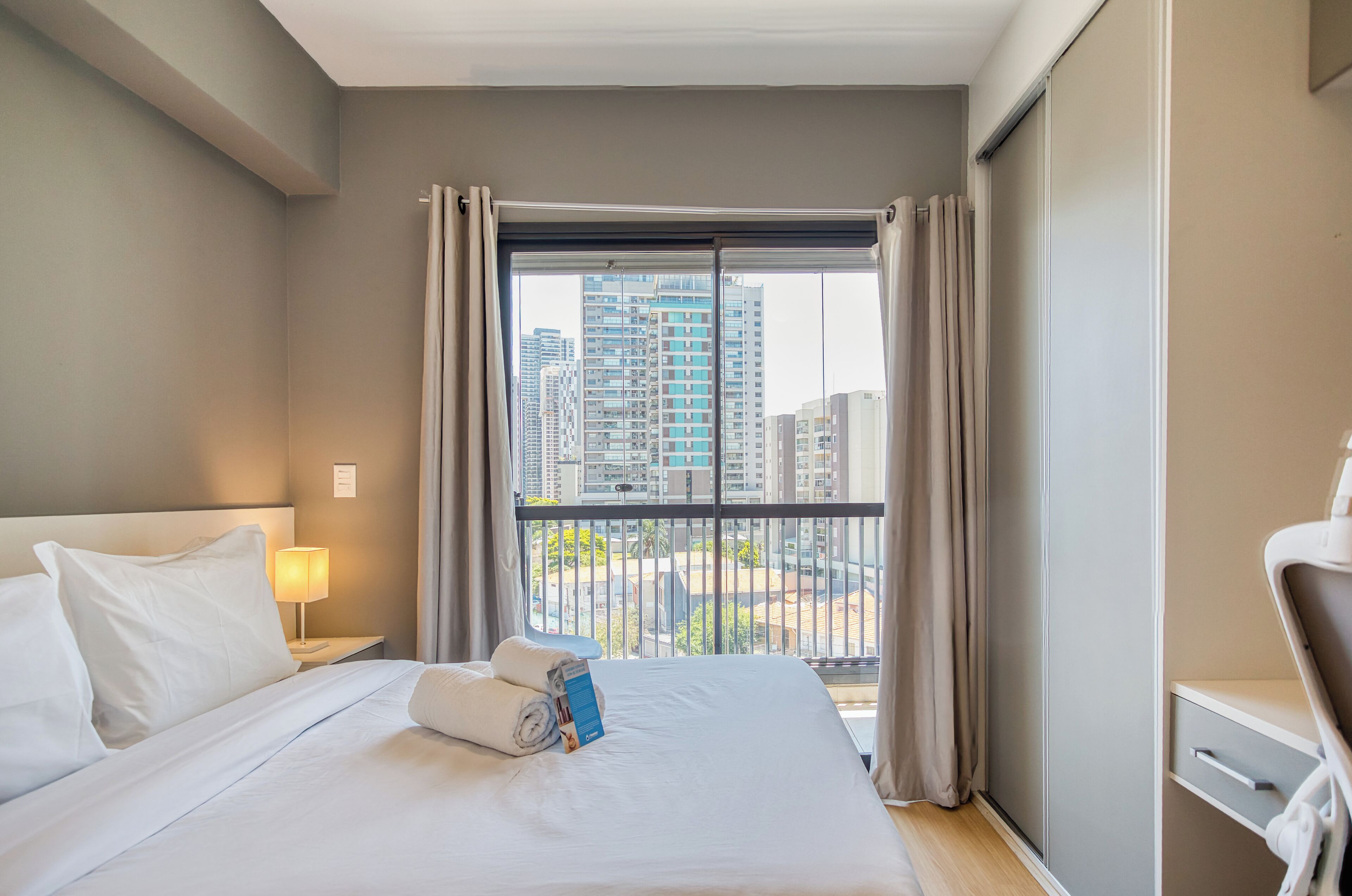 标准开间 (622377) | 办公桌、床单