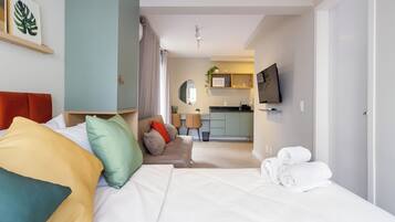 Deluxe Studio (438025) | Desk, free WiFi, bed sheets