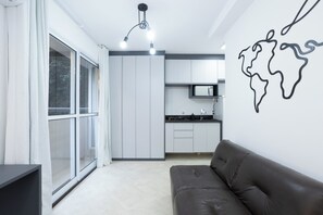 Superior Studio (437116) | Private kitchen | Microwave, stovetop, espresso maker, dining tables - 360 Ascent Paulista (São Paulo)