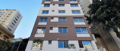 Vista frontal de la propiedad