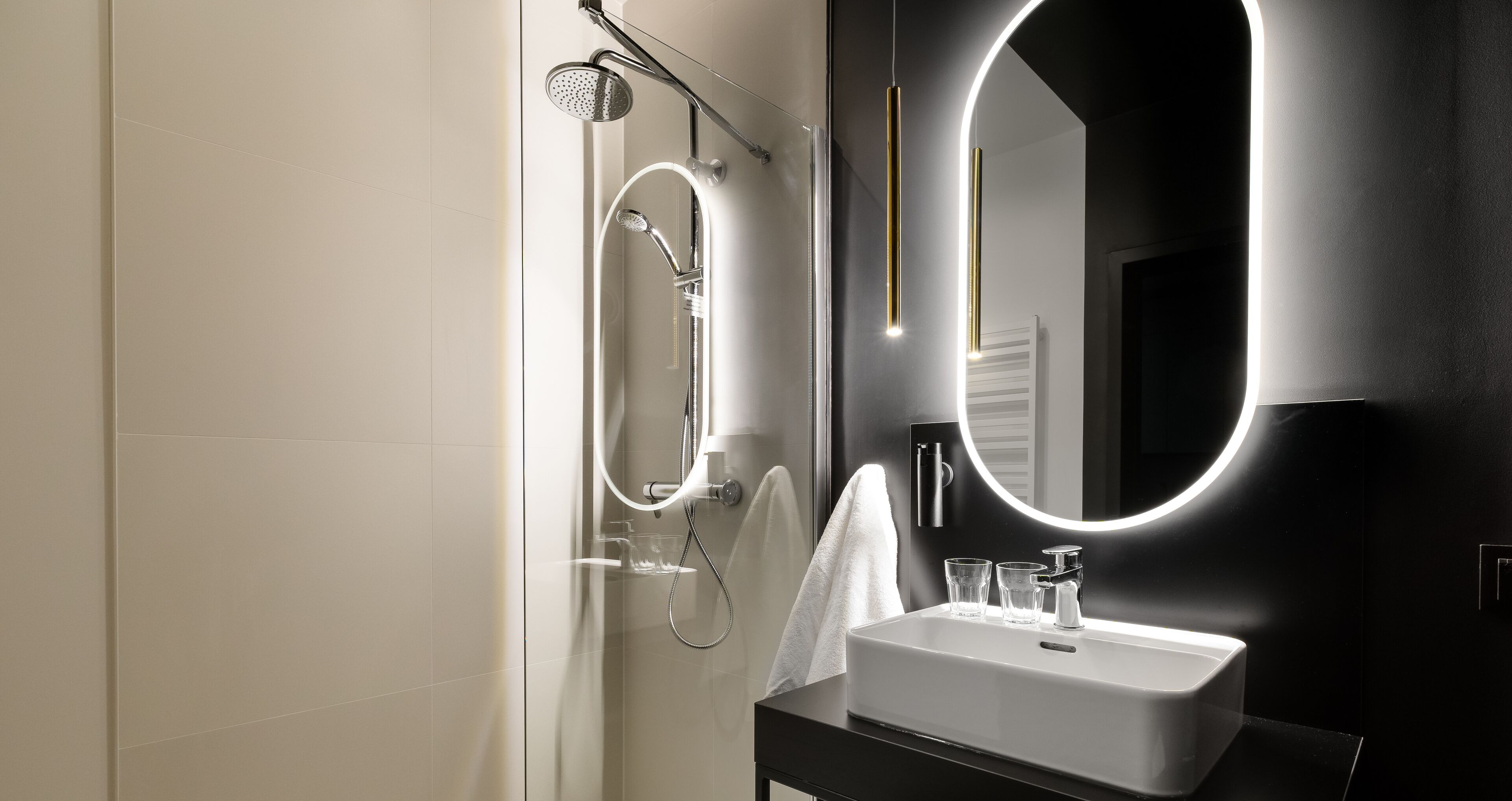 Douche, douche à « effet pluie », articles de toilette gratuits