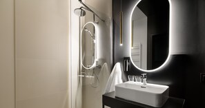 Shower, rainfall showerhead, free toiletries, hair dryer - Saint Martin Residence by Y3 Hotels - Poznań Old Town with Wellness (Poznan)