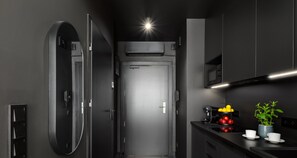 Suite studio Deluxe | Cuisine privée | Réfrigérateur, four à micro-ondes, surface de cuisson, lave-vaisselle