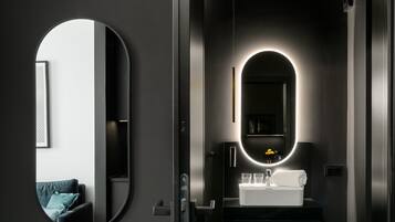 Deluxe Studio Suite | Bathroom