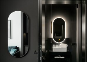 Suite studio Deluxe | Salle de bain | Douche, douche cascade, articles de toilette (gratuits)