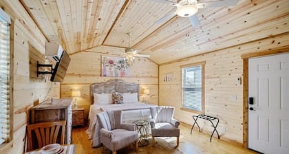 Fancy Cabin Right on Main St!