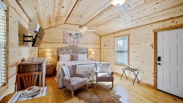 Cabin, 1 giường cỡ king, bếp (411 E Main St #3) | 1 phòng ngủ, trang trí khác biệt