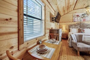 1 bedroom, individually decorated, individually furnished, free WiFi