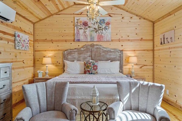Cabin, 1 King Bed, Kitchen (411 E Main St #3)