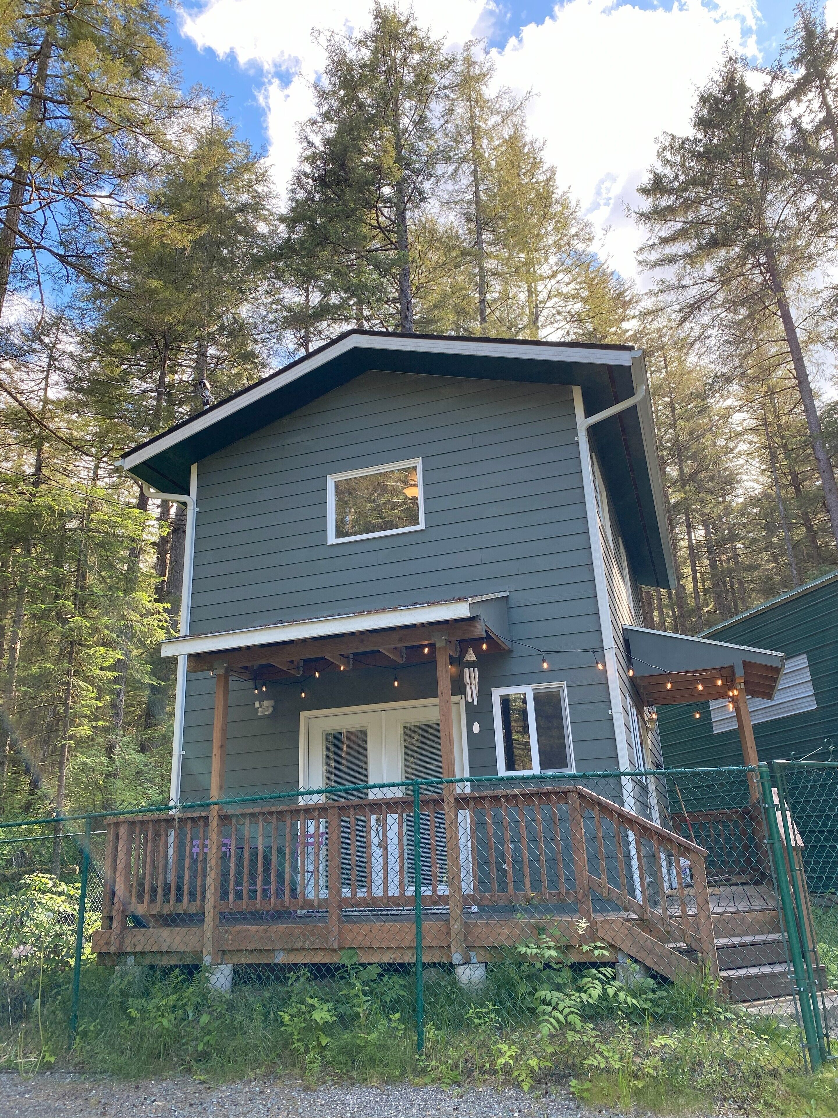 Old Forest Cottage on Douglas Island. Five-minute drive to downtown Juneau!