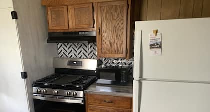 9 minutes to Saracen Casino! Cozy 3BR 1B Family Home with flat screen and wifi.